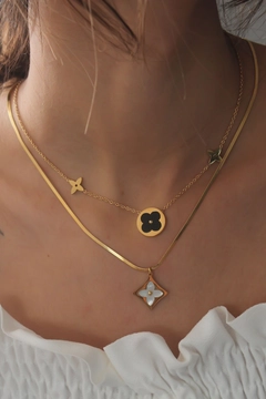 Ein Bekleidungsmodell aus dem Großhandel trägt 39508 - Steel Necklace - Gold, türkischer Großhandel Halskette von Ebijuteri