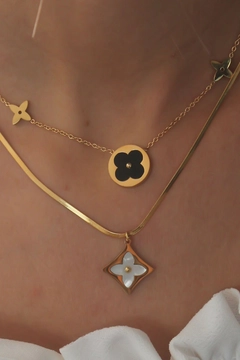 Bir model, Ebijuteri toptan giyim markasının 39508 - Steel Necklace - Gold toptan Kolye ürününü sergiliyor.