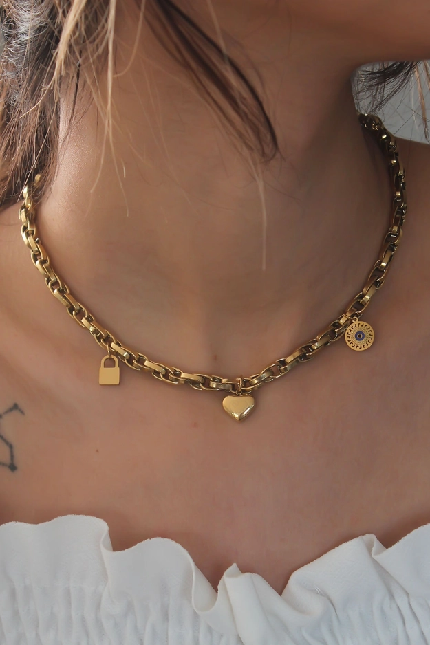 A model wears 39510 - Steel Necklace - Gold, wholesale Necklace of Ebijuteri to display at Lonca