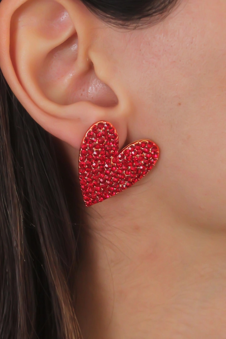 Een kledingmodel uit de groothandel draagt 39522 - Earring - Red, Turkse groothandel Oorbel van Ebijuteri