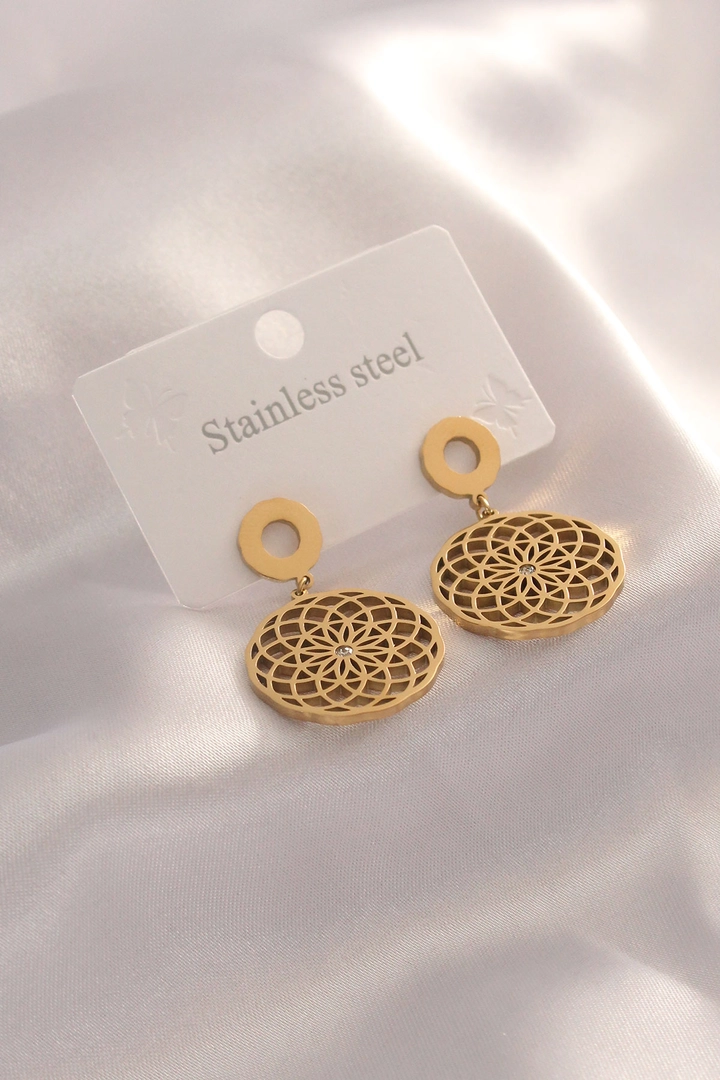 A wholesale clothing model wears 39530 - Steel Earring - Gold, Turkish wholesale Earring of Ebijuteri