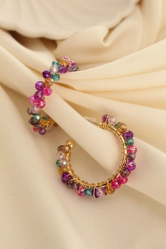 Bir model, Ebijuteri toptan giyim markasının EBJ10454 - Earrings - Multicolor toptan Küpe ürününü sergiliyor.