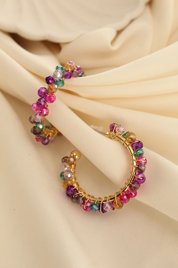 Una modella di abbigliamento all'ingrosso indossa EBJ10454 - Earrings - Multicolor, vendita all'ingrosso turca di Orecchino di Ebijuteri