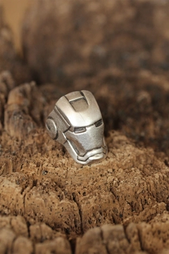 Ein Bekleidungsmodell aus dem Großhandel trägt EBJ10490 - Iron Man Figured Adjustable Ring - Silver, türkischer Großhandel Ring von Ebijuteri