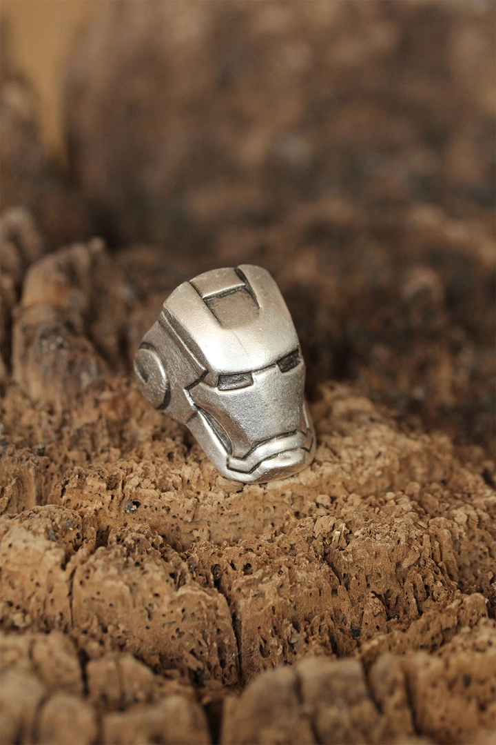 Een kledingmodel uit de groothandel draagt EBJ10490 - Iron Man Figured Adjustable Ring - Silver, Turkse groothandel Ring van Ebijuteri
