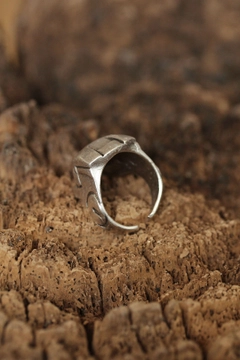 Ein Bekleidungsmodell aus dem Großhandel trägt EBJ10490 - Iron Man Figured Adjustable Ring - Silver, türkischer Großhandel Ring von Ebijuteri