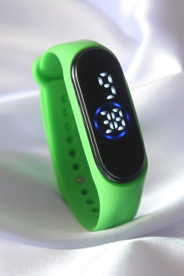 Bir model, Ebijuteri toptan giyim markasının  Dijital Saat - Yeşil
 toptan Saat ürününü sergiliyor.
