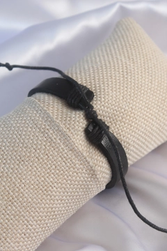 A wholesale clothing model wears EBJ10039 - Bracelet - Black, Turkish wholesale Bracelet of Ebijuteri