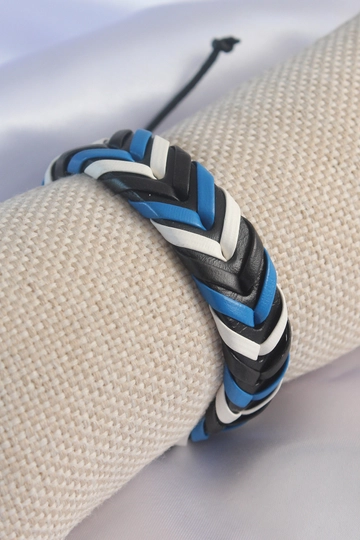 Ein Bekleidungsmodell aus dem Großhandel trägt  Armband - Blau Weiß Schwarz
, türkischer Großhandel Armband von Ebijuteri