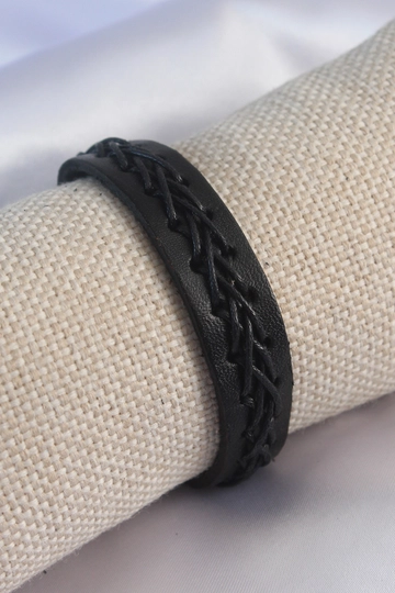A wholesale clothing model wears  Bracelet - Black
, Turkish wholesale Bracelet of Ebijuteri