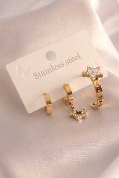 Een kledingmodel uit de groothandel draagt EBJ10207 - 316L Steel Gold Color Star Model Zircon Stone Women's Earrings, Turkse groothandel Oorbel van Ebijuteri
