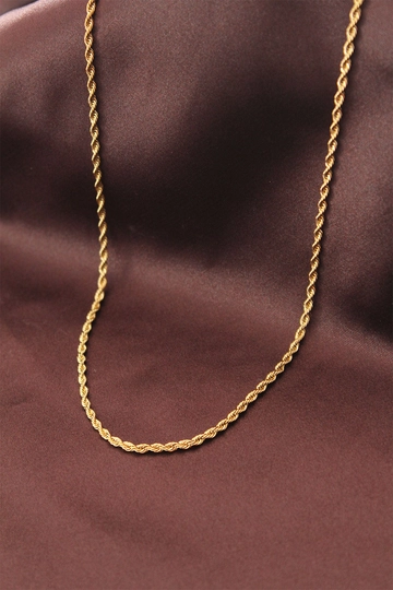 Una modelo de ropa al por mayor lleva  Collar de acero - Oro
, Collar turco al por mayor de Ebijuteri