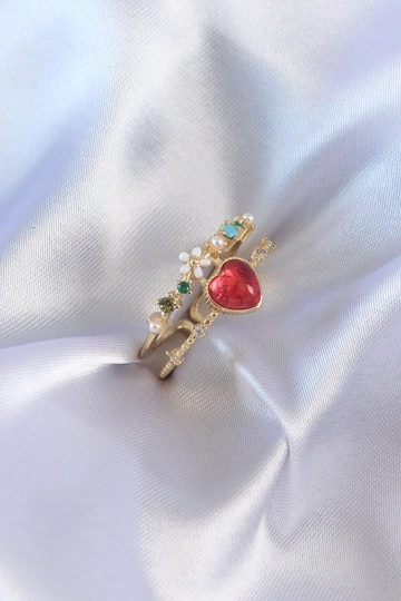 Hurtowa modelka nosi  Mosiężny damski pierścionek w kolorze złotym z czerwoną cyrkonią i kamieniem w kształcie serca
, turecka hurtownia Pierścień firmy Ebijuteri