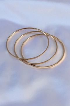A wholesale clothing model wears EBJ13492 - 316L Steel Gold Color Ajda Model Women's Bracelet, Turkish wholesale Bracelet of Ebijuteri
