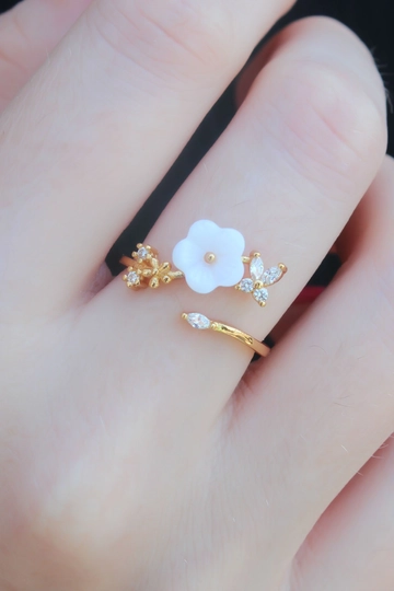 Veleprodajni model oblačil nosi  Ženski prstan z belim cvetličnim modelom iz cirkonskega kamna z detajlom rože v zlati barvi
, turška veleprodaja Prstan od Ebijuteri