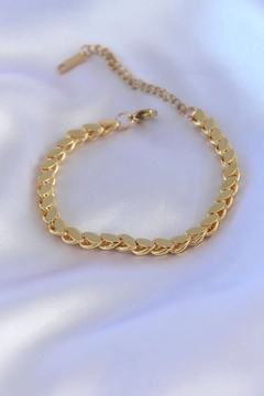 A wholesale clothing model wears EBJ13170 - 316L Steel Bracelet - Gold, Turkish wholesale Bracelet of Ebijuteri