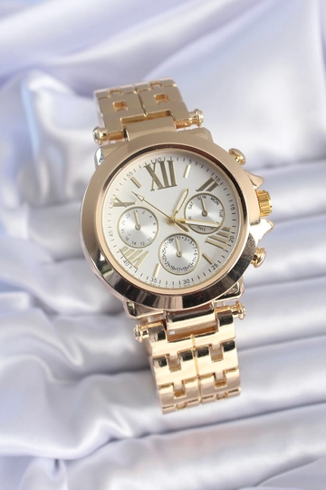 Een kledingmodel uit de groothandel draagt  Goudkleurige metalen band Roman Cam analoog dameshorloge met witte wijzerplaat
, Turkse groothandel Horloge van Ebijuteri