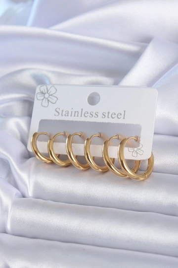 Ein Bekleidungsmodell aus dem Großhandel trägt  316L Stahl Goldfarbenes Hoop-Modell Damen-Ohrring-Set
, türkischer Großhandel Ohrring von Ebijuteri