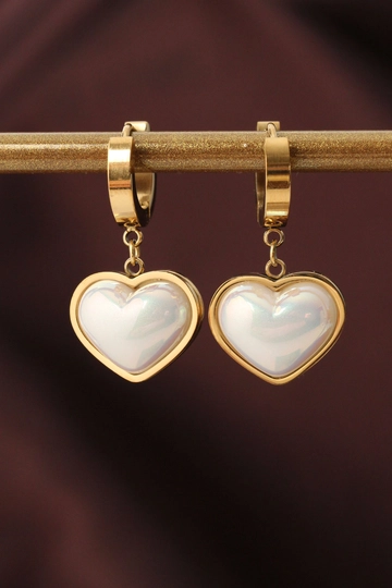 Hurtowa modelka nosi  Kolczyki w kształcie serca ze stali w kolorze złotym i białym
, turecka hurtownia Kolczyk firmy Ebijuteri