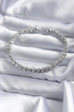 A wholesale clothing model wears ebj15441-316l-silver-color-women's-bracelet, Turkish wholesale Bracelet of Ebijuteri
