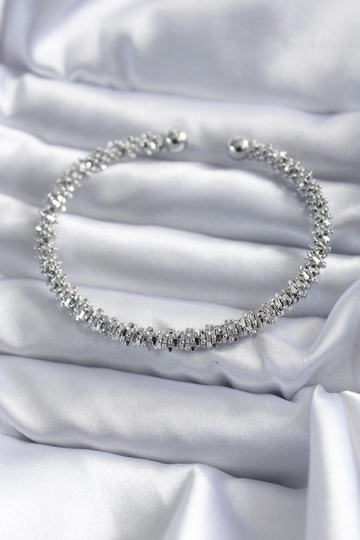 Ein Bekleidungsmodell aus dem Großhandel trägt  Damenarmband Aus 316L-Silber
, türkischer Großhandel Armband von Ebijuteri