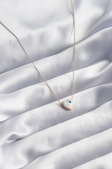 A wholesale clothing model wears  Gold Color White Heart Figure Evil Eye Bead Detail Women's Necklace
, Turkish wholesale Necklace of Ebijuteri