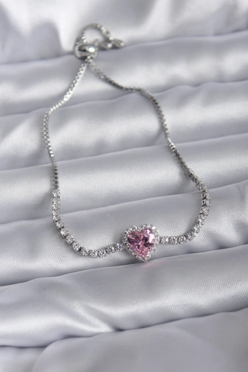 Ein Bekleidungsmodell aus dem Großhandel trägt  Silberfarbenes  Rosafarbenes Zirkon-Stein-Charm-Damen-Elevator-Armband
, türkischer Großhandel Armband von Ebijuteri