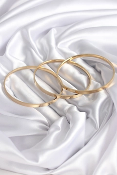A wholesale clothing model wears ebj16226-316l-steel-gold-color-ajda-model-women's-bracelet, Turkish wholesale Bracelet of Ebijuteri