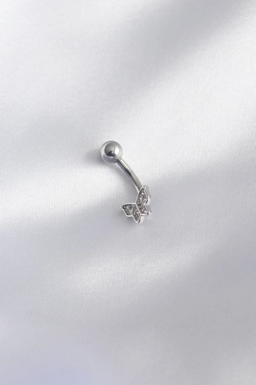 Bir model, Ebijuteri toptan giyim markasının  316L Cerrahi Çelik Gümüş Renk Zirkon Taşlı Kelebek Model Kadın Göbek Piercing
 toptan Piercing ürününü sergiliyor.