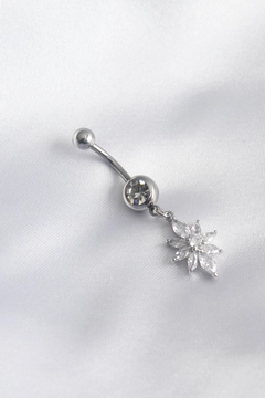 A wholesale clothing model wears ebj16306-316l-surgical-steel-zircon-stone-flower-hanging-model-female-belly-piercing, Turkish wholesale Piercing of Ebijuteri