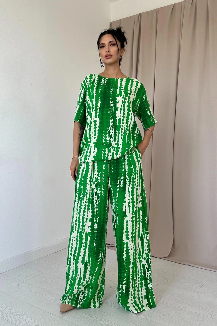 A wholesale clothing model wears els12218-jacquard-honeycomb-shirt-and-trousers-set-green, Turkish wholesale Suit of Elisa