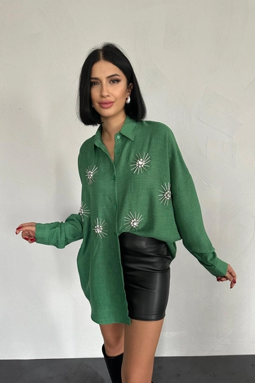 Een kledingmodel uit de groothandel draagt  Steen Geborduurd Overhemd - Smaragd
, Turkse groothandel Shirt van Elisa