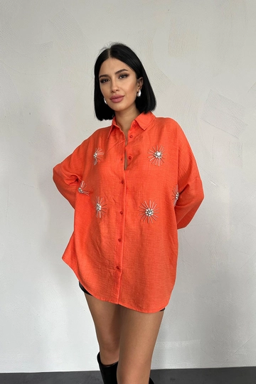 Ένα μοντέλο χονδρικής πώλησης ρούχων φοράει  Πουκάμισο Πέτρινο Κεντημένο - Πορτοκαλί
, τούρκικο Πουκάμισο χονδρικής πώλησης από Elisa
