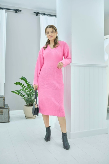 Bir model, Elisa toptan giyim markasının  V Yaka Elbise - Pembe
 toptan Elbise ürününü sergiliyor.