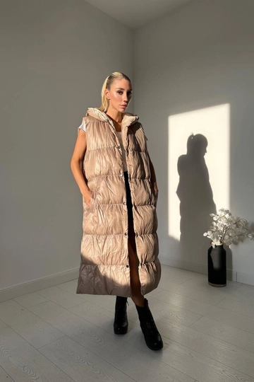 Un mannequin de vêtements en gros porte  Doudoune Avec Fente Latérale - Beige
, Veste en gros de Elisa en provenance de Turquie