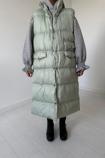 Un mannequin de vêtements en gros porte  Gilet Gonflable - Menthe
, Veste en gros de Elisa en provenance de Turquie