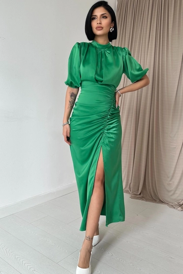 Bir model, Elisa toptan giyim markasının  Büzgülü Saten Elbise - Yeşil
 toptan Elbise ürününü sergiliyor.