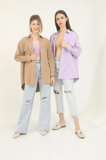 Bir model, Elisa toptan giyim markasının  Cepli Gömlek - Kamel
 toptan Gömlek ürününü sergiliyor.