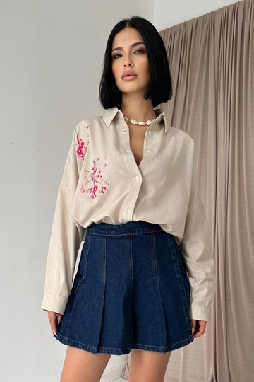 Bir model, Elisa toptan giyim markasının  Keten Baskılı Taşlı Gömlek - Fuşya
 toptan Gömlek ürününü sergiliyor.