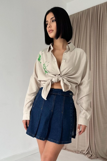 Bir model, Elisa toptan giyim markasının  Keten Baskılı Taşlı Gömlek - Yeşil
 toptan Gömlek ürününü sergiliyor.