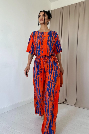Een kledingmodel uit de groothandel draagt  Set Van Jacquardhoningraatoverhemd En -broek - Oranje
, Turkse groothandel Pak van Elisa