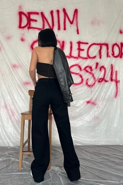 Una modella di abbigliamento all'ingrosso indossa els11955-high-waist-and-wide-leg-jeans-black, vendita all'ingrosso turca di Jeans di Elisa