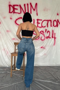 A wholesale clothing model wears els11954-high-waist-and-wide-leg-jeans-blue, Turkish wholesale Jeans of Elisa