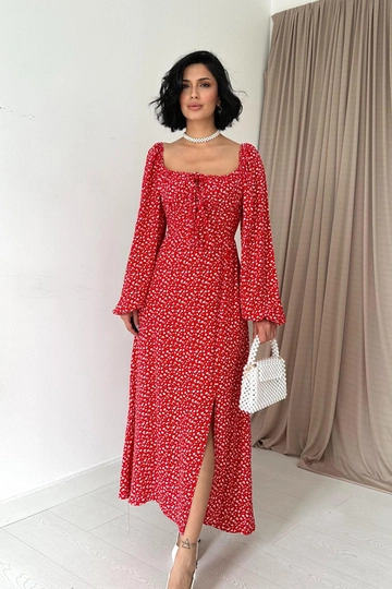 Ένα μοντέλο χονδρικής πώλησης ρούχων φοράει  Φόρεμα Βισκόζης Με Σκίσιμο - Κόκκινο
, τούρκικο Φόρεμα χονδρικής πώλησης από Elisa