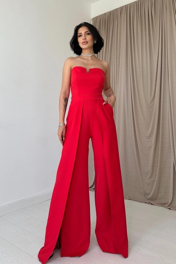 Bir model, Elisa toptan giyim markasının  Yırtmaç Detaylı Straplez Tulum - Kırmızı
 toptan Tulum ürününü sergiliyor.