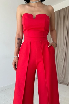 A wholesale clothing model wears els12165-strapless-jumpsuit-with-slit-detail-red, Turkish wholesale Jumpsuit of Elisa