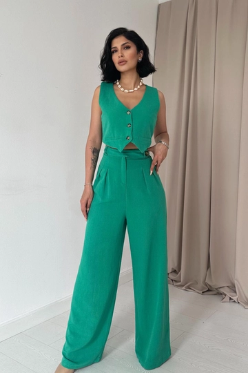 Bir model, Elisa toptan giyim markasının  Önü Düğmeli Yelek Ve Pantolon Takım - Yeşil
 toptan Takım ürününü sergiliyor.