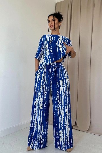 Ένα μοντέλο χονδρικής πώλησης ρούχων φοράει  Σετ Μπλούζα Και Παντελόνι Με Σχέδια - Μπλε
, τούρκικο Ταγέρ χονδρικής πώλησης από Elisa