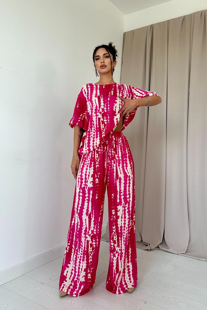 A wholesale clothing model wears els12195-patterned-blouse-and-trouser-set-fuchsia, Turkish wholesale Suit of Elisa