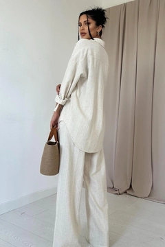 Ein Bekleidungsmodell aus dem Großhandel trägt els12201-jacquard-honeycomb-shirt-and-trousers-set-beige, türkischer Großhandel Anzug von Elisa